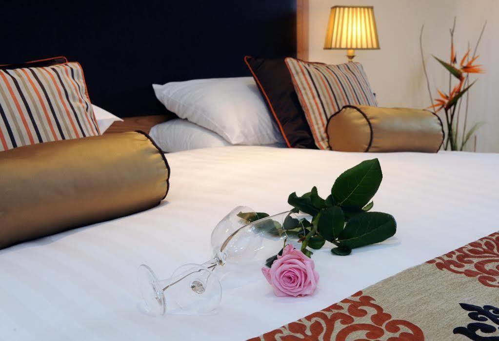 Wolfscastle Country Hotel Haverfordwest Extérieur photo